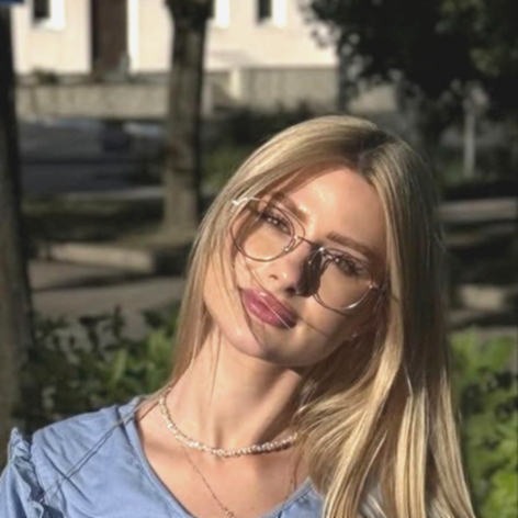 Майстер Єлизавета, довге світле волосся, окуляри
